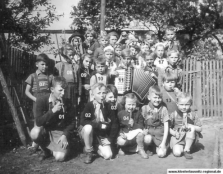 Kinder von Bad Klosterlausnitz - um 1960 Kindermaibaumsetzen